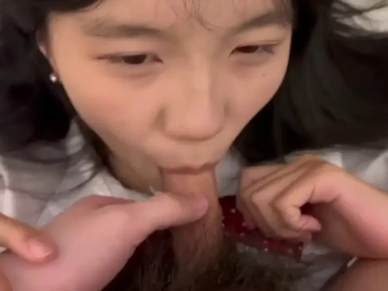 Em loli dễ thương liếm cậu bé biến em thành con em đào dam dang p2